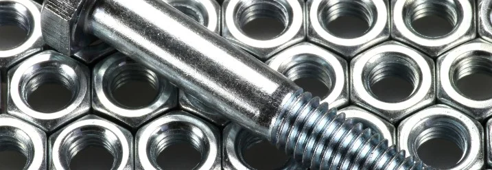 Eine Schraube liegt auf vielen Muttern.